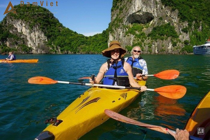 chèo Kayak trên vịnh Hạ Long