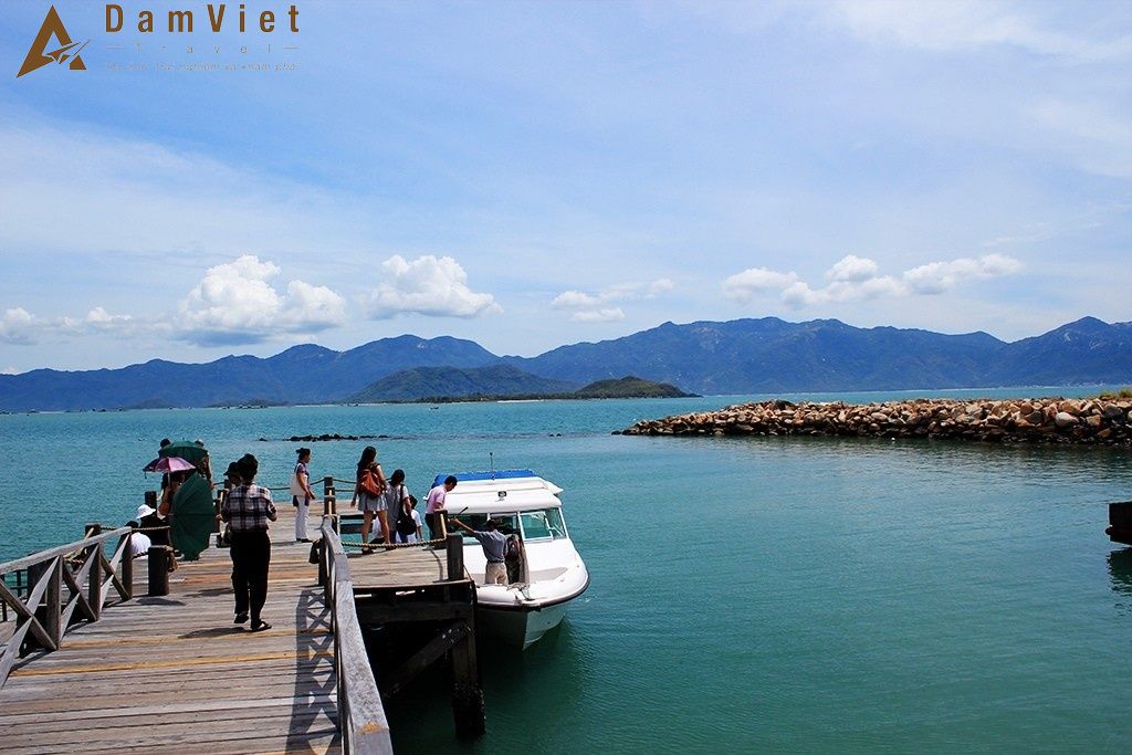 Đi tàu đến Vịnh Ninh Vân